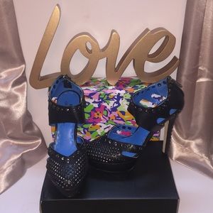 Round toe studded platform heel